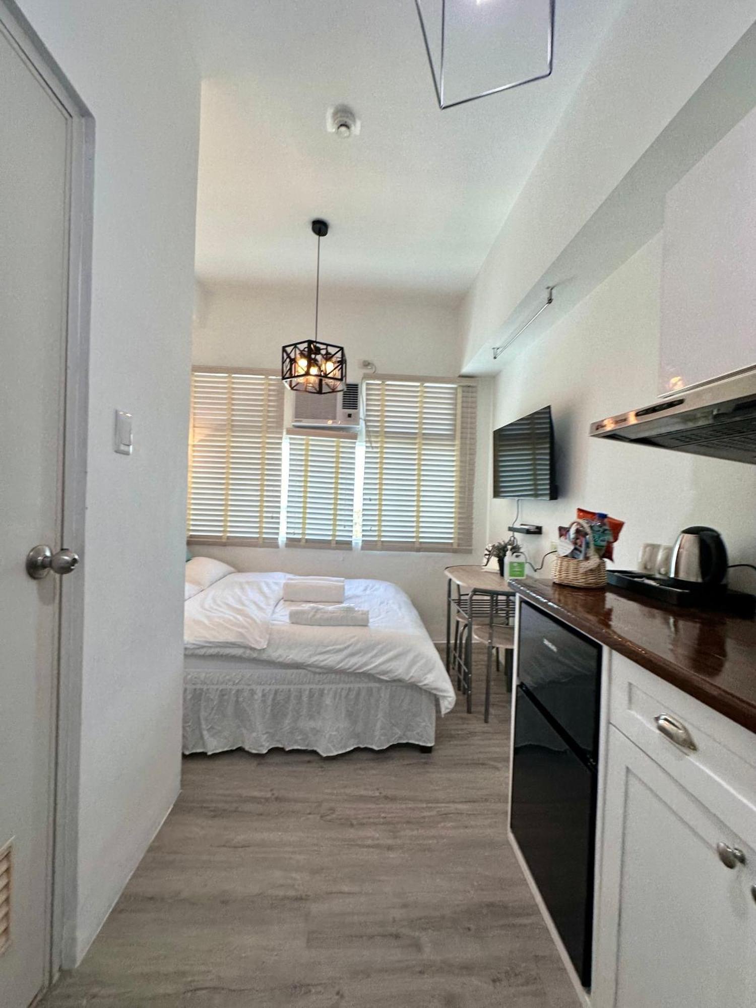 Studio One Condominium, Alabang - Bluu - Fiber Wi-Fi, Netflix-Ready Muntinlupa City Экстерьер фото